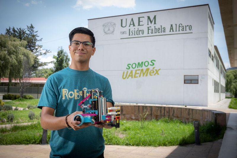 ADRIÁN LÓPEZ OLMOS, EGRESADO UAEMÉX DEL PLANTEL ATLACOMULCO, DESTACA POR SU PASIÓN EN LA ROBÓTICA Y&nbsp;TECNOLOGÍA