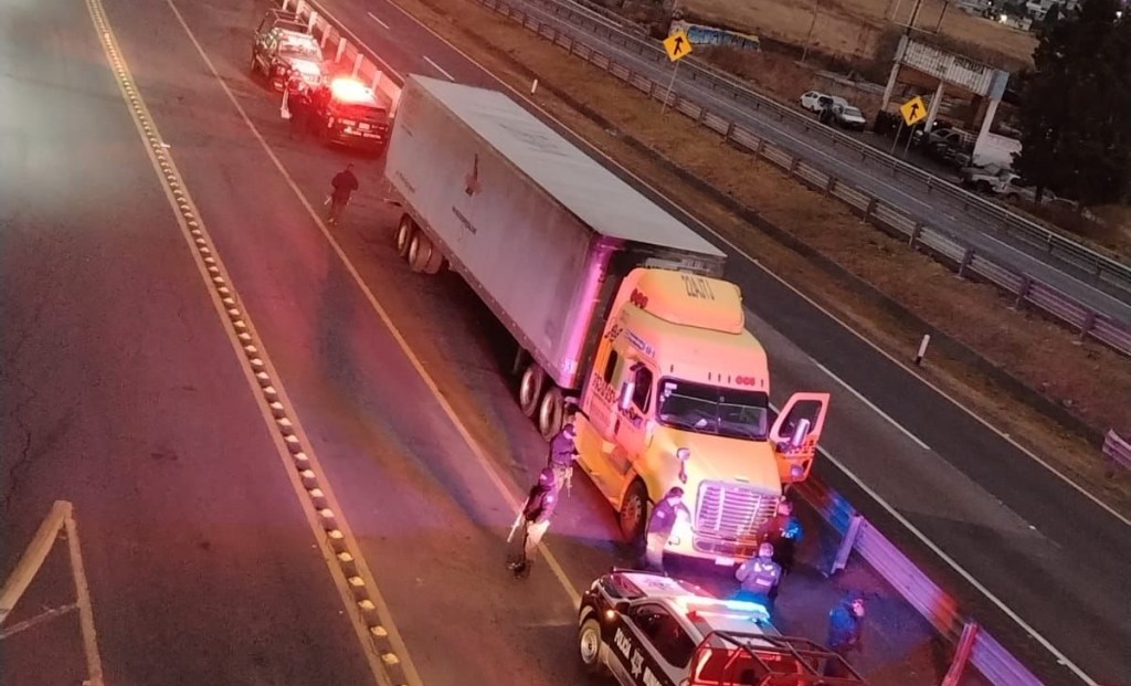 EN TEMASCALCINGO, ELEMENTOS DE LA SSEM Y POLICÍAS MUNICIPALES RECUPERAN TRÁILER ROBADO Y DETIENEN A PROBLABLE&nbsp;RESPONSABLE