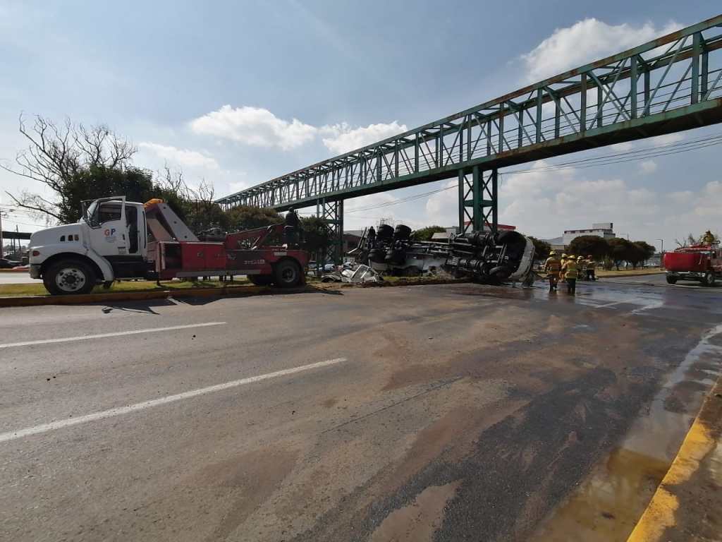 VUELCA PIPA CARGADA DE DIÉSEL SOBRE EL LIBRAMIENTO DE&nbsp;ATLACOMULCO.