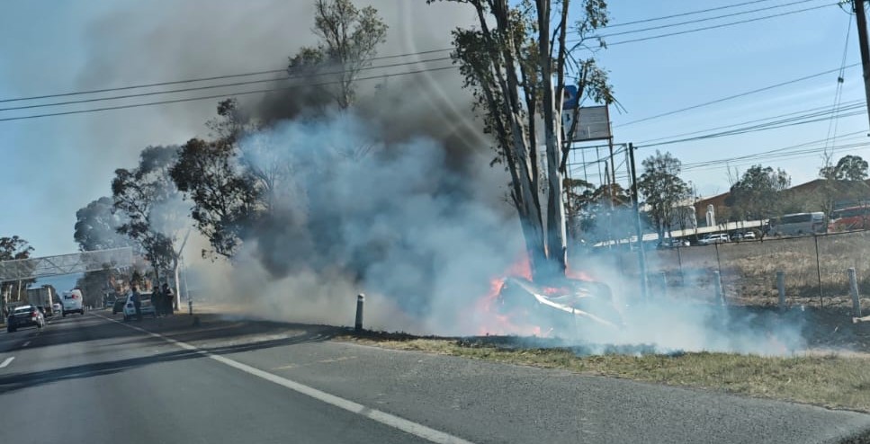 TRAGEDIA VIAL EN LA TOLUCA-ATLACOMULCO: AUTO SE INCENDIA TRAS IMPACTO Y MUEREN DOS TRABAJADORES DEL IMSS BIENESTAR DE&nbsp;ATLACOMULCO