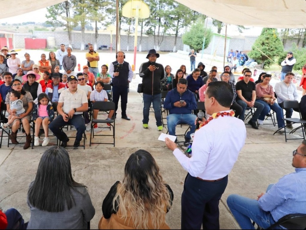 ATLACOMULCO ENTREGA DOS OBRAS CLAVE: MEJOR PAVIMENTACIÓN EN LA COLONIA 2 DE ABRIL Y BARDA SEGURA EN LA PRIMARIA DE&nbsp;DIXIMOXI