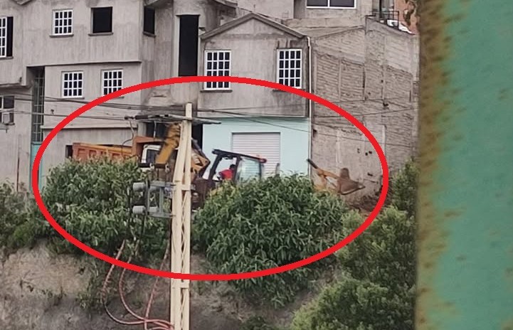 VECINOS DENUNCIAN PRESUNTA EXTRACCIÓN DE MATERIAL Y POSIBLE CONSTRUCCIÓN EN ZONA CONSIDERADA DE RIESGO EN&nbsp;ATLACOMULCO