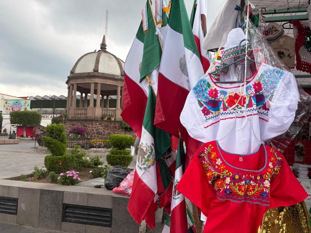DE LAS BANDERAS A LOS PUESTOS TRICOLORES: UNA TRADICIÓN QUE VIVE EN&nbsp;ATLACOMULCO