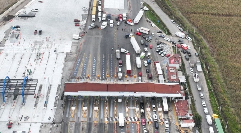 SEGOB ANUNCIA MESAS DE TRABAJO CON TRANSPORTISTAS, PERO PERSISTEN BLOQUEOS EN LA CASETA EL DORADO