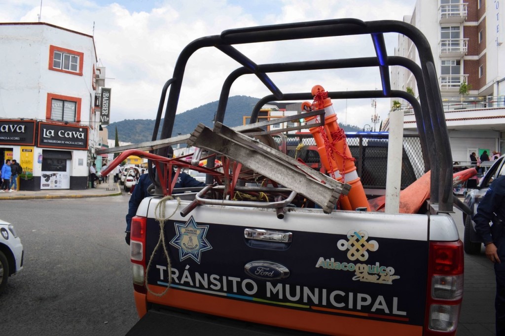 ATLACOMULCO RECUPERA ESPACIOS PÚBLICOS; OPERATIVO RETIRA OBJETOS Y REGULA A TAXISTAS